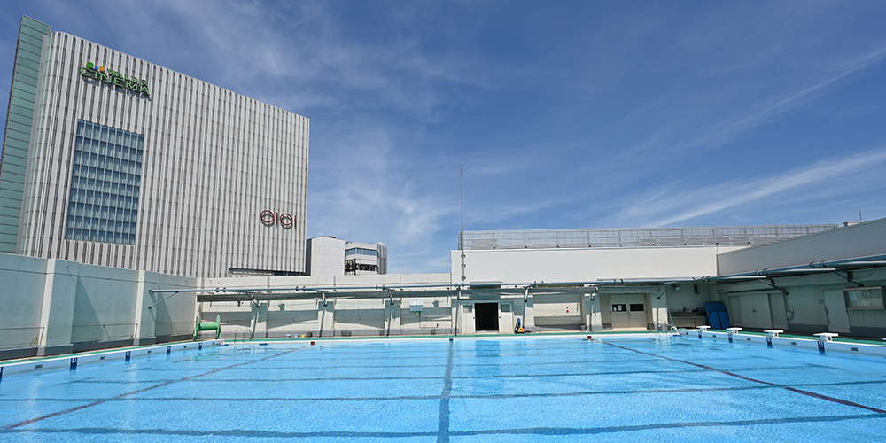 都立新宿高校のプール